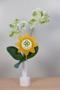 Dekorationsbeispiel Blumenvase mit Blumenstecker gelb zum selbst gestalten